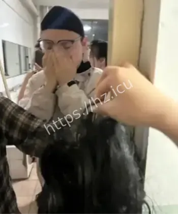 高校男生假发潜入女寝